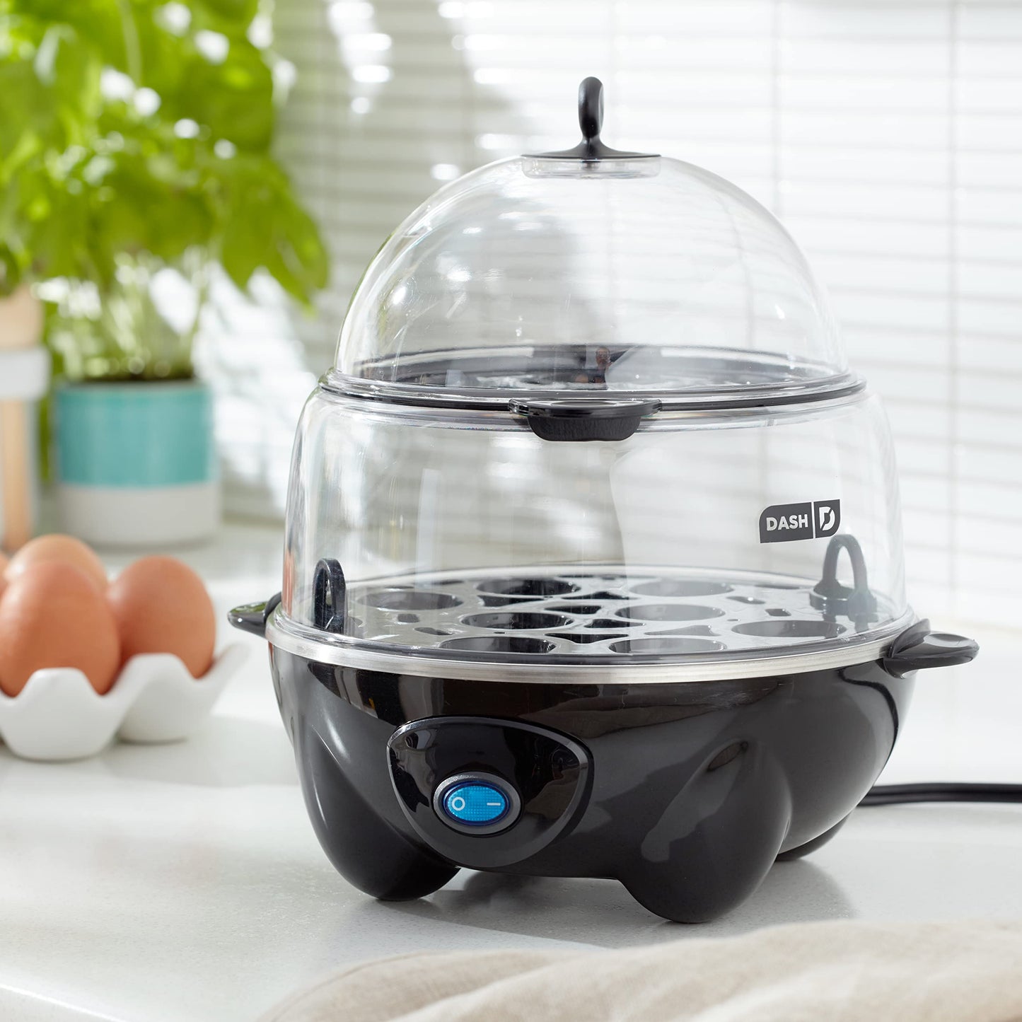 DASH Deluxe Rapid Egg Cooker do gotowania jajek na twardo, w koszulkach, jajecznicy, omletów, warzyw gotowanych na parze, pierogów i innych, pojemność 12 sztuk, z funkcją automatycznego wyłączania — czarny
