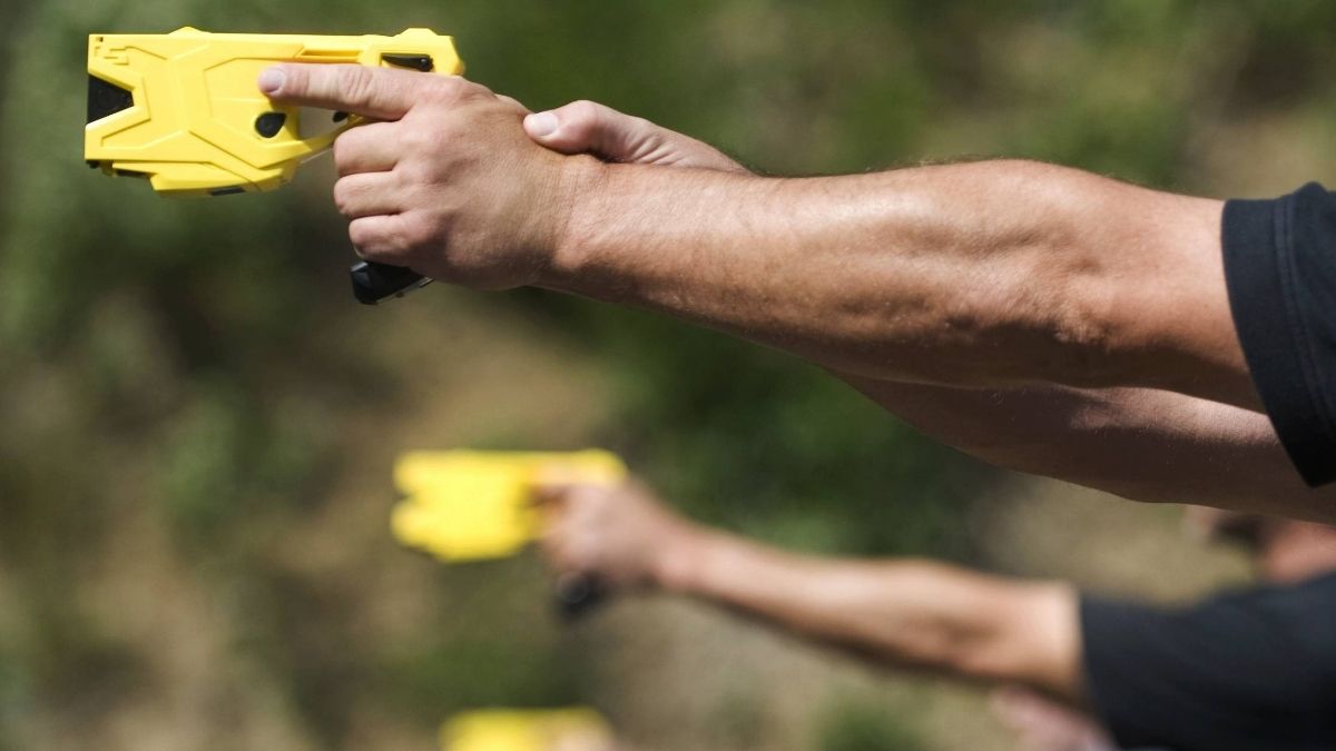 Handgun vs Taser - Grand Goldman