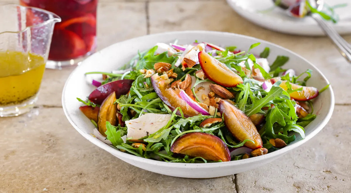 Smoked Chicken and Plum Salad with Almonds and Arugula - Walfosbrand.com