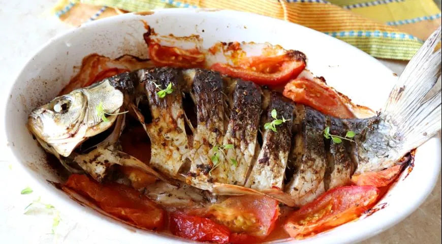 Crucian Carp Baked with Tomatoes: A Rustic Russian Oven-Baked Fish Delight - Walfosbrand.com