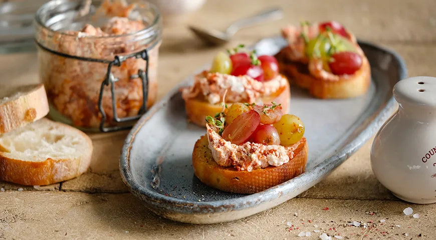 Bruschetta with Tomato Cream Cheese and Fried Grapes - Walfosbrand.com
