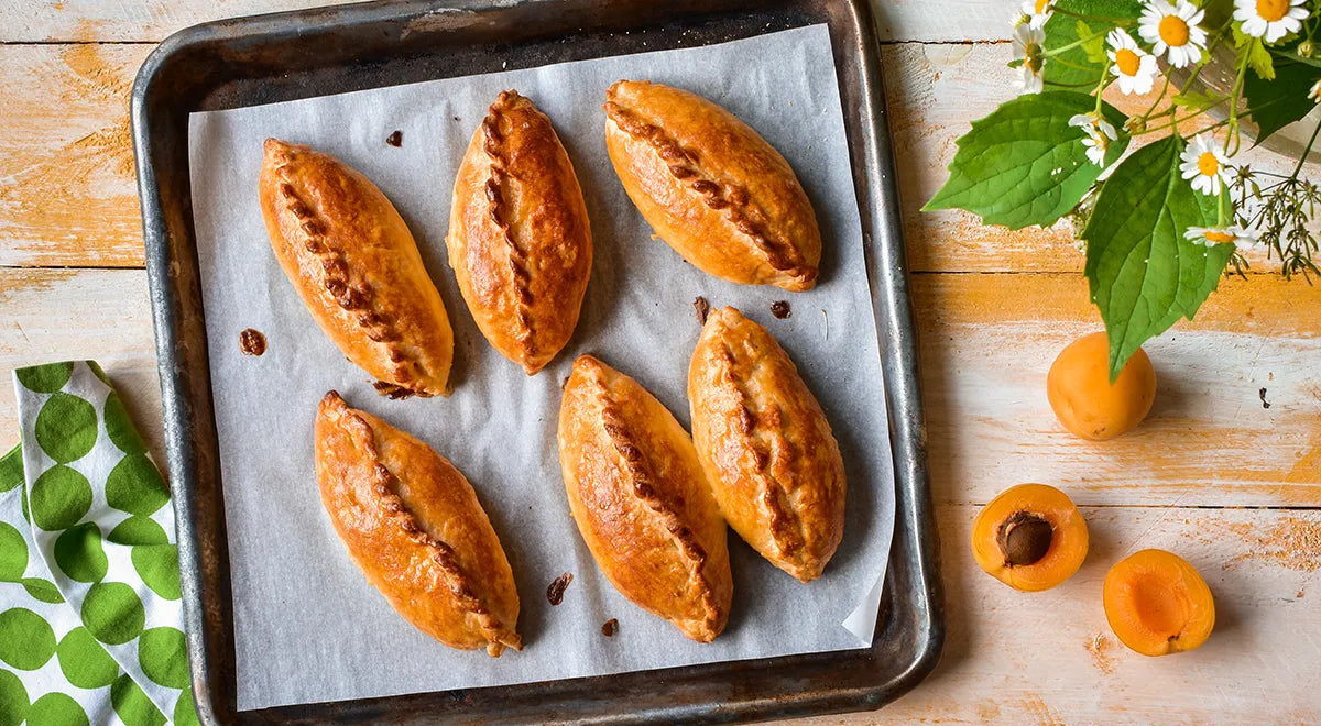 Oven-Baked Yeast Pirozhki with Apricots - Walfosbrand.com