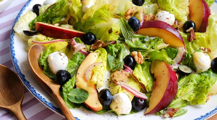 Peach, Blueberry, and Mozzarella Salad - Walfosbrand.com