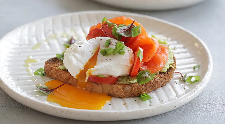 Avocado Toast with Smoked Salmon and Poached Egg - Walfosbrand.com