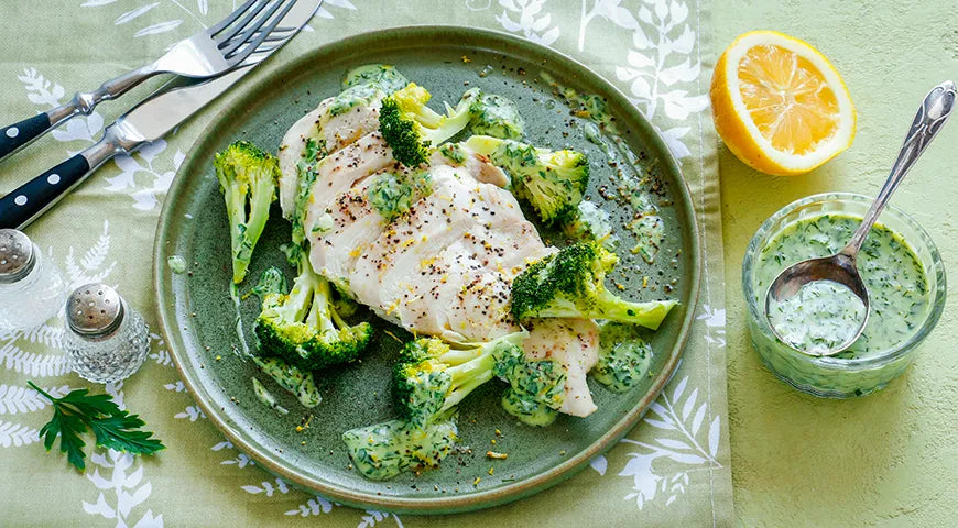 Steamed Chicken Breasts with Broccoli and Green Sauce - Walfosbrand.com