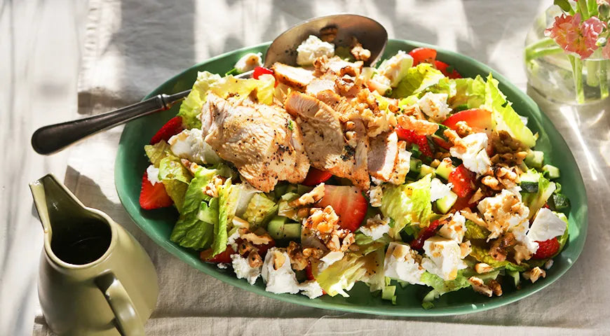 Strawberry Salad with Turkey and Walnuts - Walfosbrand.com