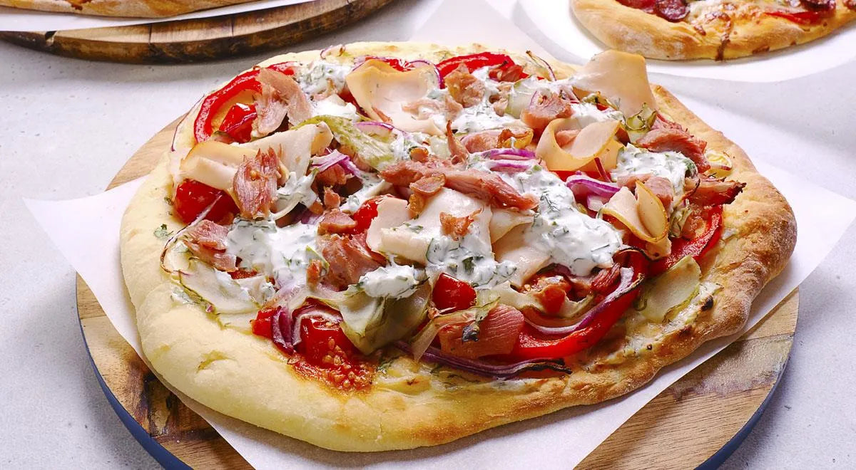 Pizza with Tzatziki Sauce and Smoked Meat - Walfosbrand.com
