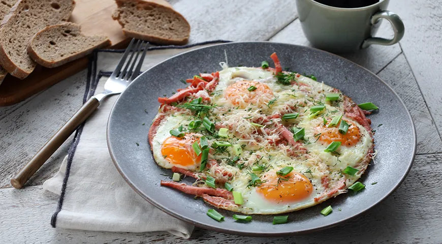 Fried Eggs with Sausage and Cheese (Яичница с колбасой и сыром) - Walfosbrand.com