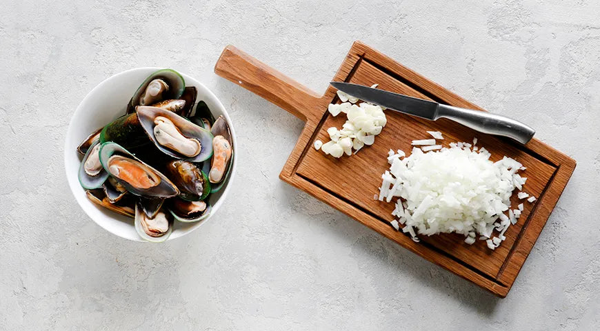 Mussels in Creamy Garlic and White Wine Sauce Skillet - Walfosbrand.com