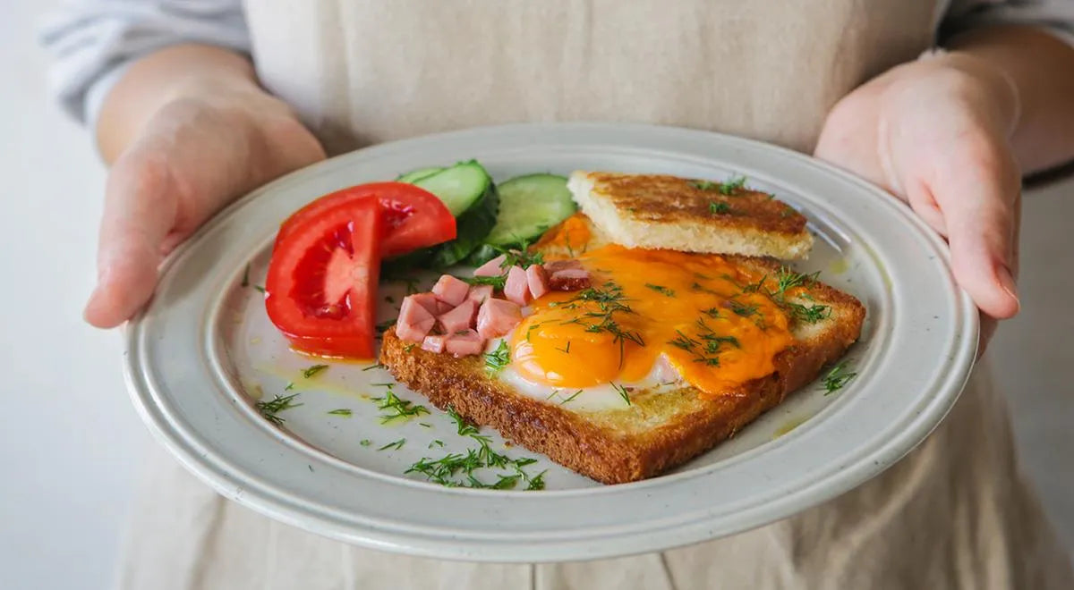 Egg in a Hole with Sausage and Cheese – A Hearty Skillet Breakfast - Walfosbrand.com