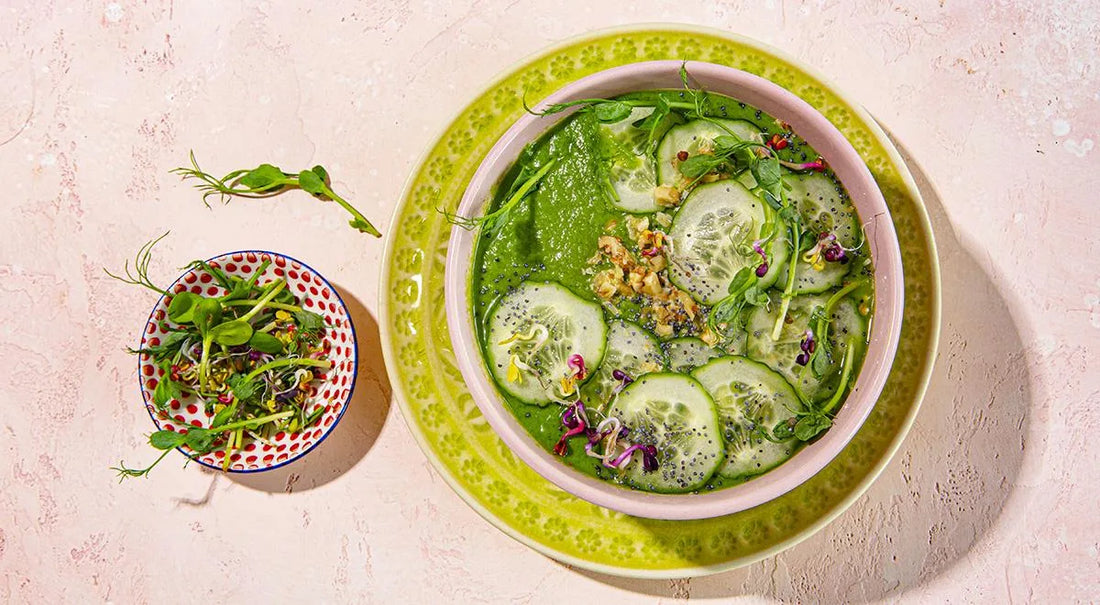 Vegetable Smoothie Bowl with Poppy Seeds and Nuts - Walfosbrand.com