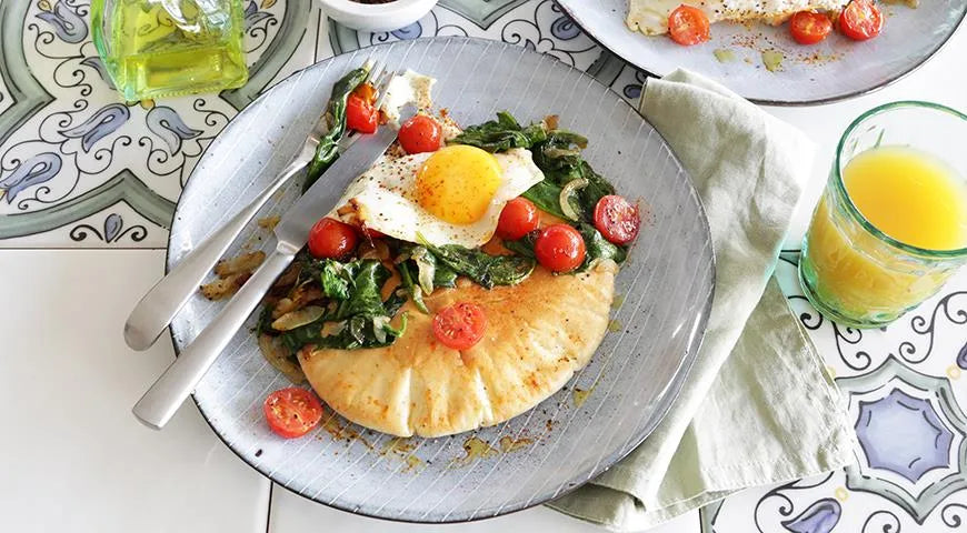 Fried Eggs with Fried Tomatoes, Spinach, and Onions - Walfosbrand.com
