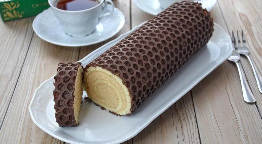 Chocolate Sponge Roll with Honeycomb Decoration - Walfosbrand.com