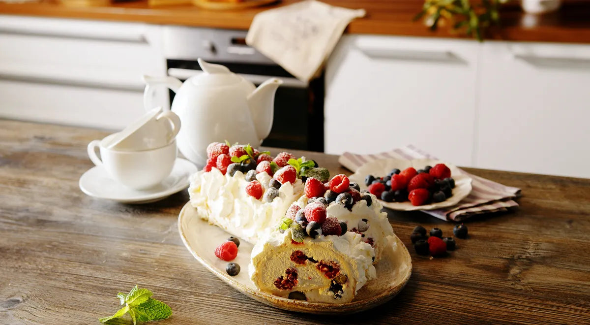 Meringue Roll with Berries and Cream (Merengovyj Rulet) - Walfosbrand.com