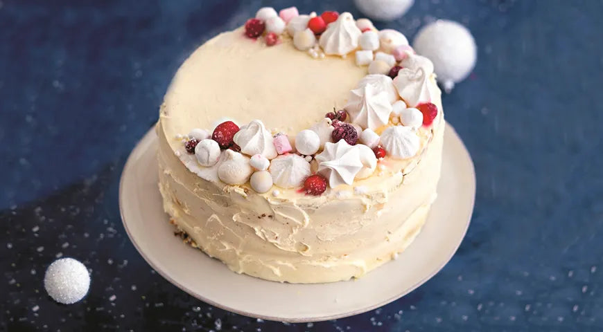 Airy Meringue-Decorated Sponge Cake with Red Berries - Walfosbrand.com