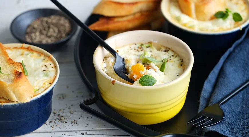 Baked Eggs with Sour Cream Sauce – A Russian Breakfast Delight - Walfosbrand.com
