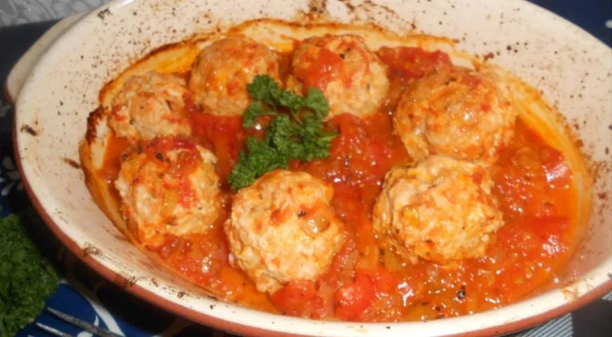Baked Chicken Meatballs with Bran and Tomato Basil Sauce - Walfosbrand.com