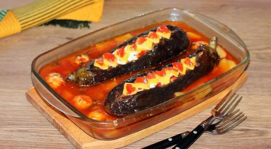 Stuffed Eggplant Boats with Turkey and Bacon in Tomato Sauce - Walfosbrand.com