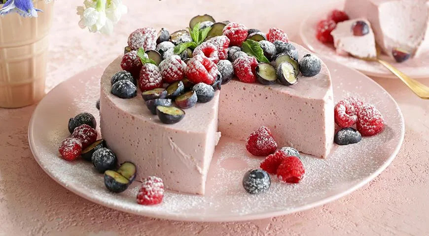 No-Bake Smetannik: A Russian Sour Cream Cake with Raspberries and Blueberries - Walfosbrand.com