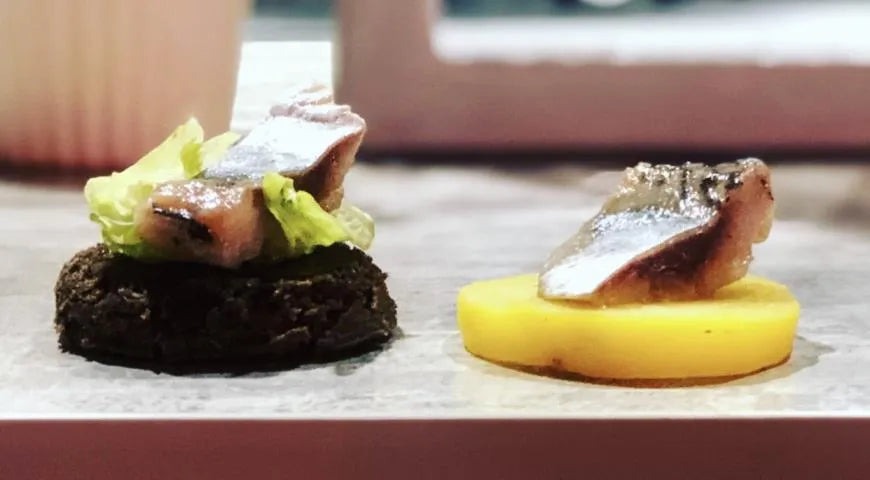 Herring Appetizer with Borodinsky Bread and Potato Rounds - Walfosbrand.com