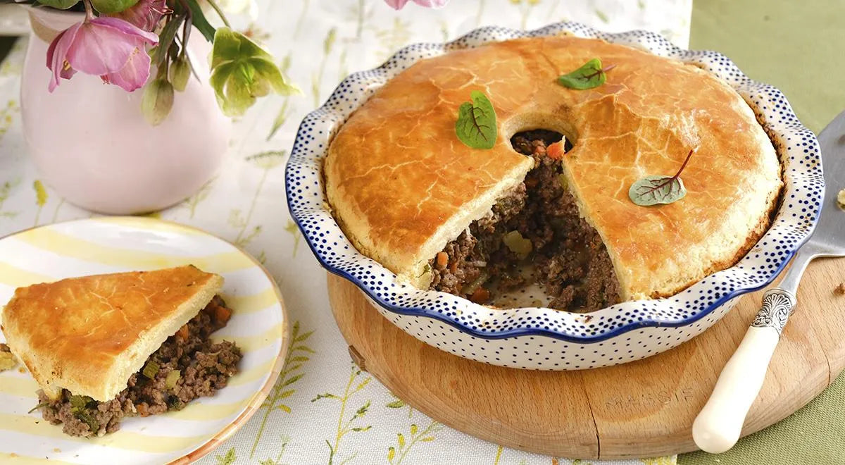 Festive Meat and Potato Casserole with a Crumbly Dough Lid - Walfosbrand.com