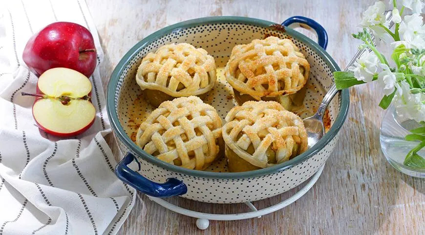 Honey-Baked Apples with a Crispy Puff Pastry Lattice - Walfosbrand.com