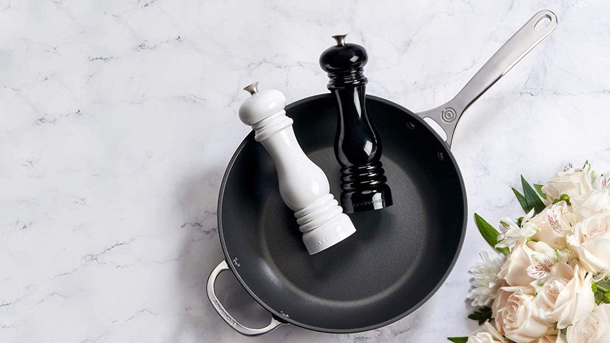 Salt and pepper grinder set: add a touch of flavor to your recipes!
