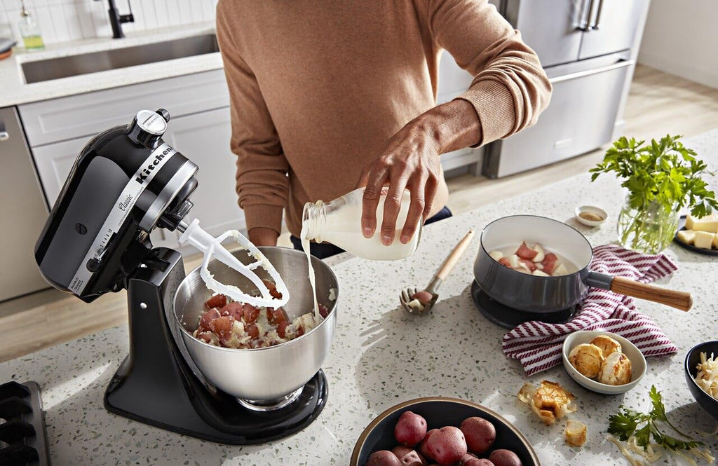 Mikser stojący KitchenAid Classic Series 4,5 kwarty z głowicą pochylaną K45SS, Onyx Black