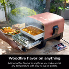 Ninja Woodfire Outdoor Pizza Oven, 8 w 1 przenośny elektryczny piec do pieczenia, nagrzewa się do 700°F, 5 ustawień pizzy Artisan, zintegrowana skrzynia do wędzenia BBQ, zawiera aromatyzowane peletki drzewne, czerwony (odnowiony)
