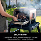 Ninja Woodfire Outdoor Pizza Oven, 8 w 1 przenośny elektryczny piec do pieczenia, nagrzewa się do 700°F, 5 ustawień pizzy Artisan, zintegrowana skrzynia do wędzenia BBQ, zawiera aromatyzowane peletki drzewne, czerwony (odnowiony)
