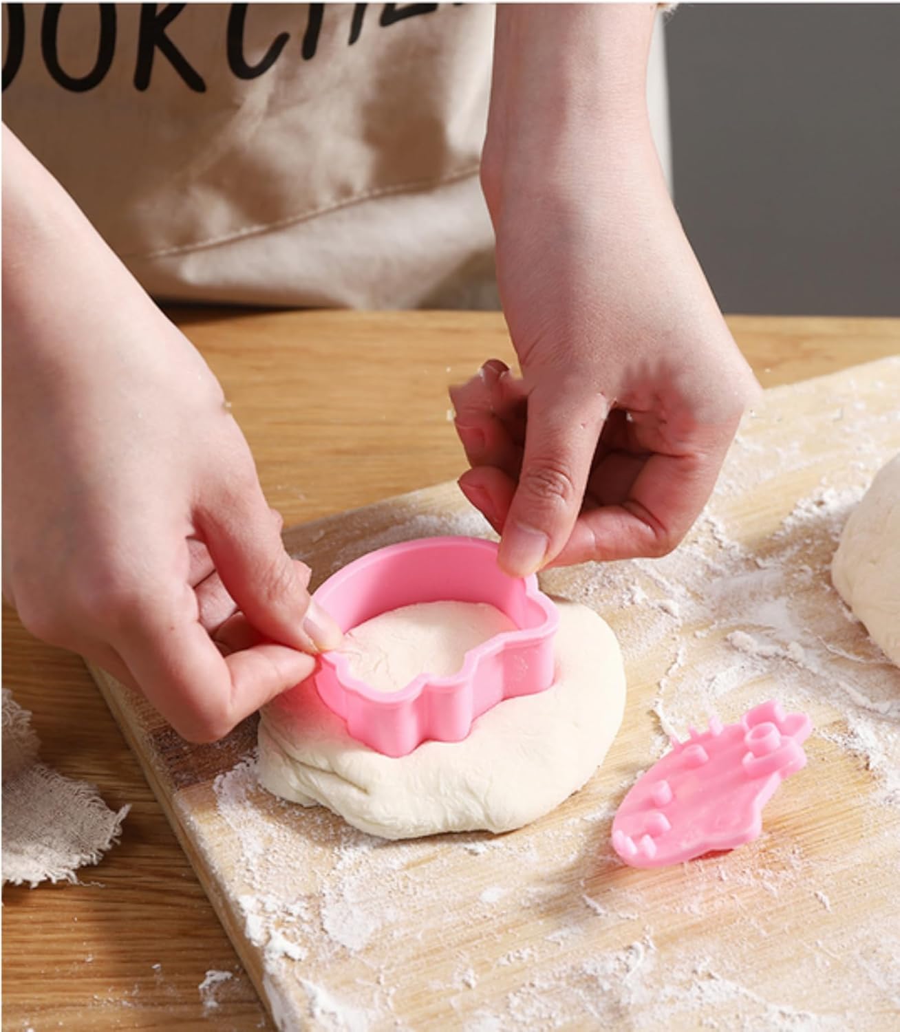 Cute Kitty Cookie Cutter, 4-Piece Cookie Cutter Set with Embossing Stamp Set, Cookie Stamp Kitchen Baking Tools for Cookie Pastry Accessories (Comes with Egg White Separator and Measuring Spoon)