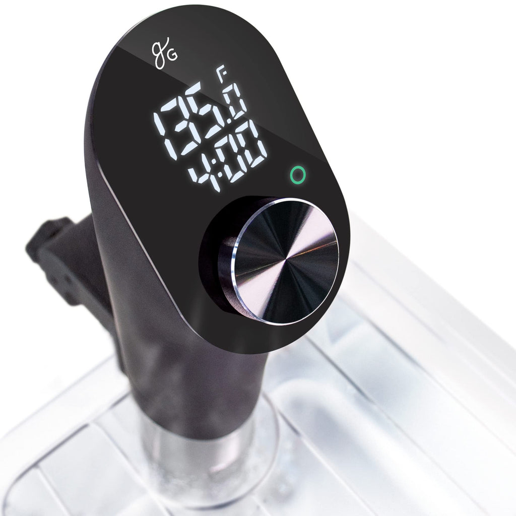 Комплект Greater Goods Pro Sous Vide — потужна та точна плита Sous Vide потужністю 1100 Вт і преміальний пластиковий контейнер із решіткою, кришкою та неопреновим чохлом для Sous Vide | Розроблено в Сент-Луїсі