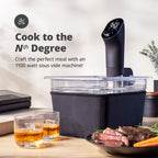 Комплект Greater Goods Pro Sous Vide — потужна та точна плита Sous Vide потужністю 1100 Вт і преміальний пластиковий контейнер із решіткою, кришкою та неопреновим чохлом для Sous Vide | Розроблено в Сент-Луїсі
