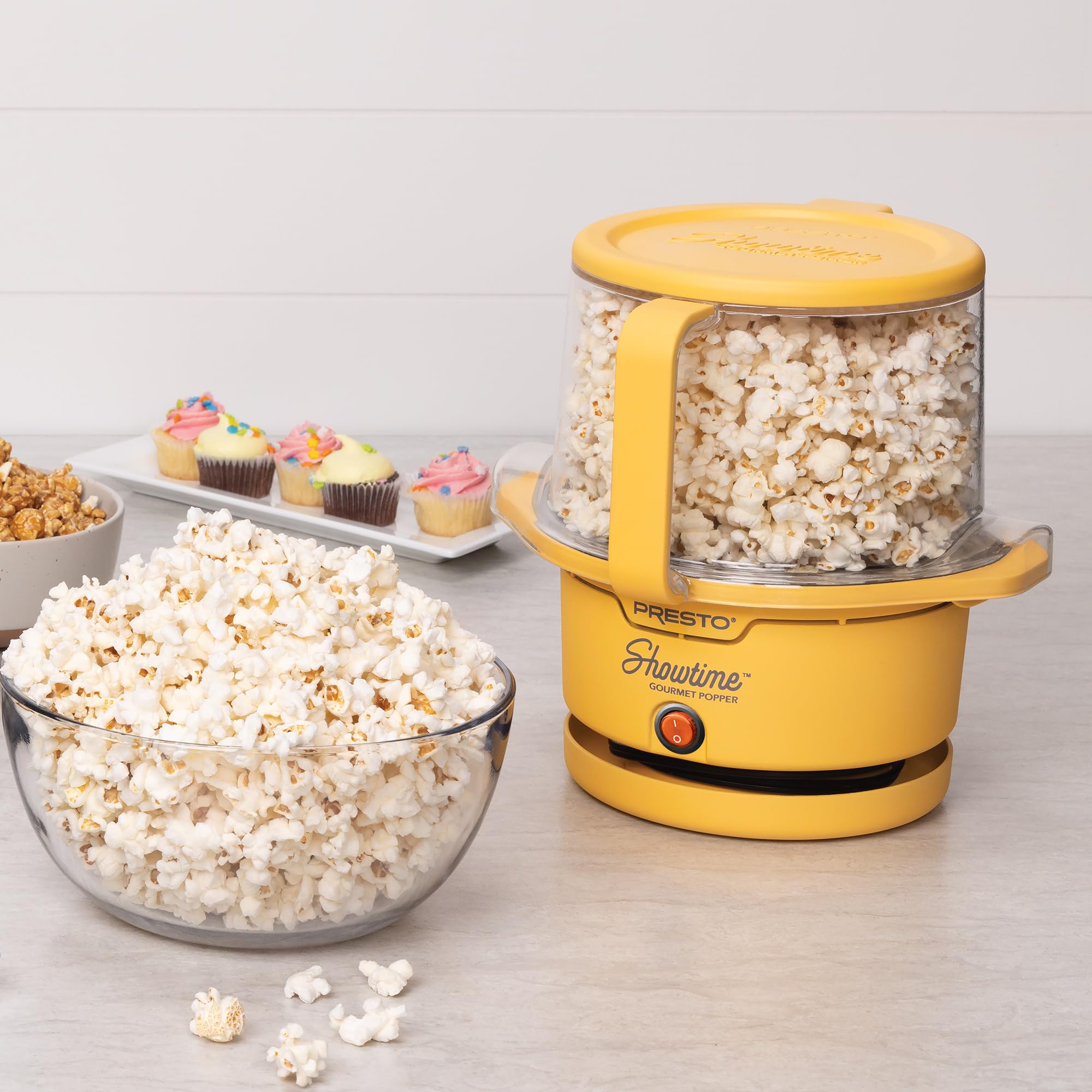 Presto 05206 Showtime Gourmet Oil Popcorn Popper - 9 filiżanek, wbudowana miska do serwowania, kompaktowa konstrukcja, ceramiczna powłoka zapobiegająca przywieraniu, bez PFAS, żółty