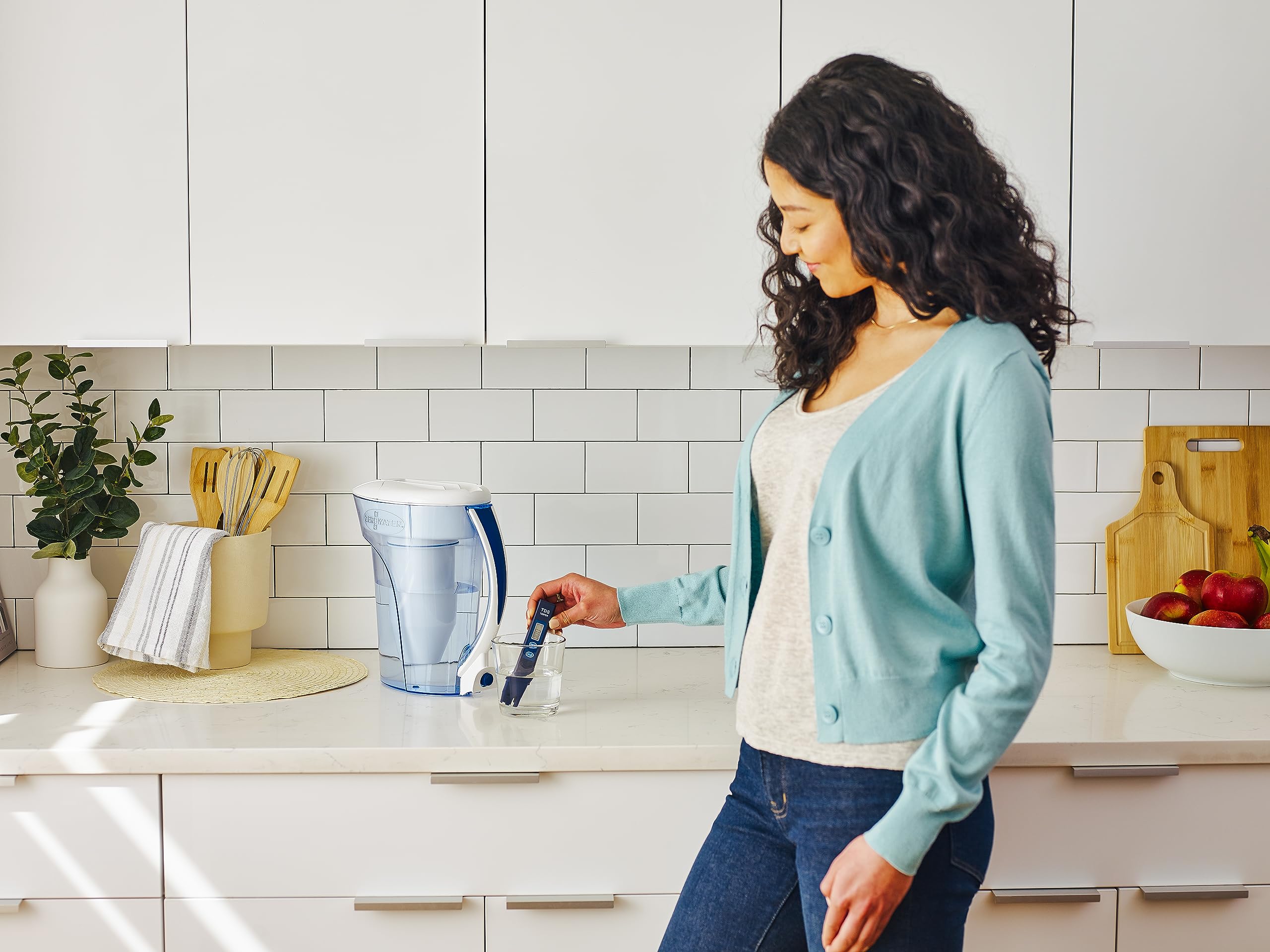 Dzbanek filtrujący wodę ZeroWater 10-Cup Ready-Pour 5-Stage o pojemności 0 TDS, co zapewnia lepszy smak wody z kranu — posiada certyfikat IAPMO potwierdzający redukcję zawartości ołowiu, chromu i PFOA/PFOS