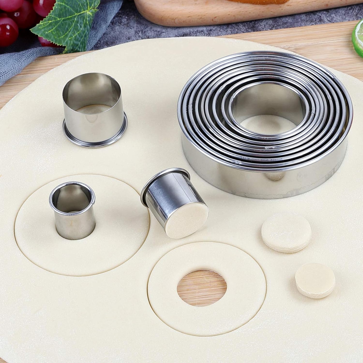 Round Cookie Cutters Set 12 Pieces Bistcuit Cookie Cutters Circle Pastry Cutters Round Donut Ring Molds for Baking for Pastries Doughs Doughnuts
