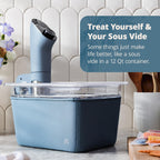 Zestaw Greater Goods Pro Sous Vide – 1100-watowy, wydajny, precyzyjny garnek do gotowania Sous Vide i wysokiej jakości plastikowy pojemnik z rusztem do gotowania Sous Vide, pokrywką i rękawem, zaprojektowany w St. Louis, (kamienny niebieski)