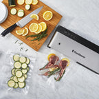 FoodSaver PowerVac Kompaktowa maszyna do pakowania próżniowego, stal nierdzewna i kolor czarny, przechowywanie pionowe, VS0150 | Zachowuje świeżość, zmniejsza ilość odpadów w torebkach, do żywności suchej i mokrej