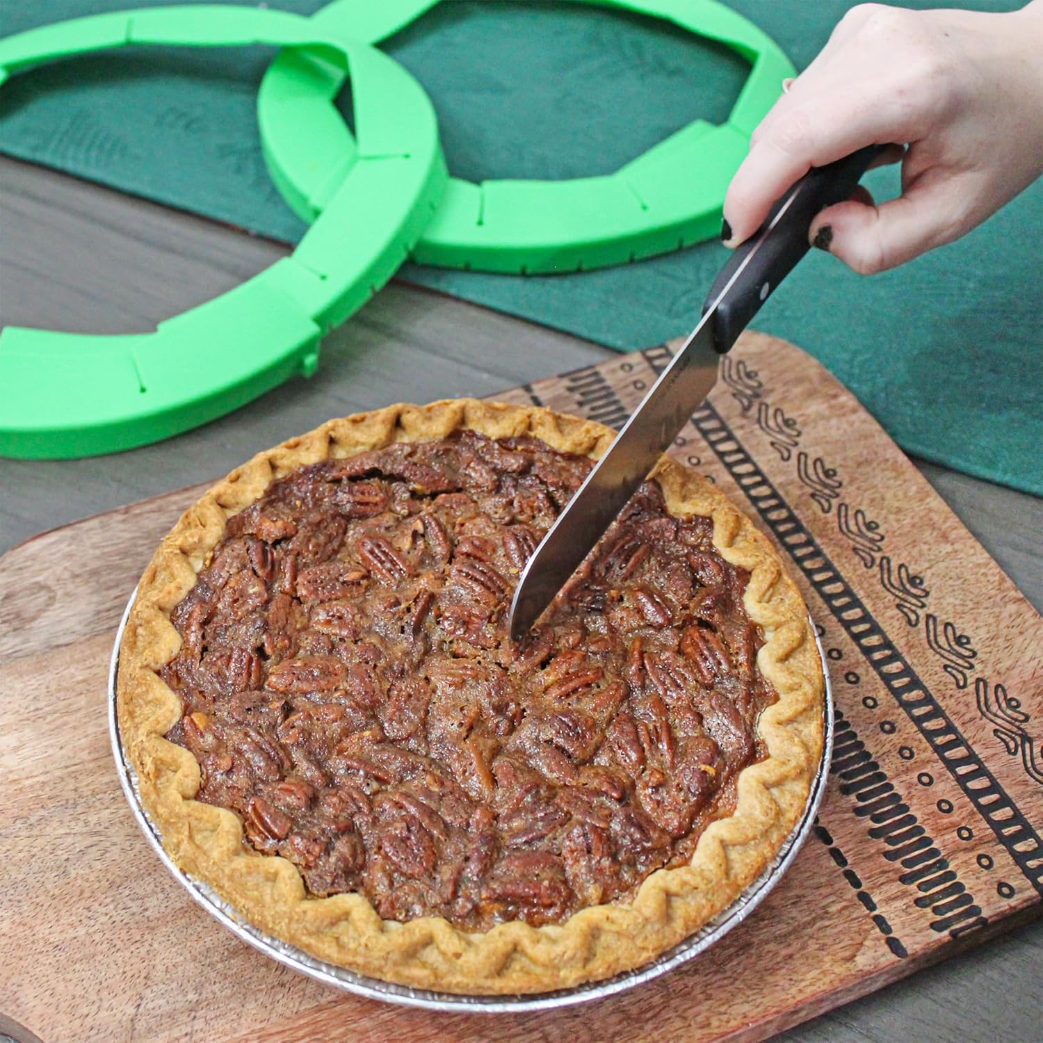 Cornucopia Brands Silicone Pie Crust Shields (2-Pack), Adjustable Pie Protectors, Green