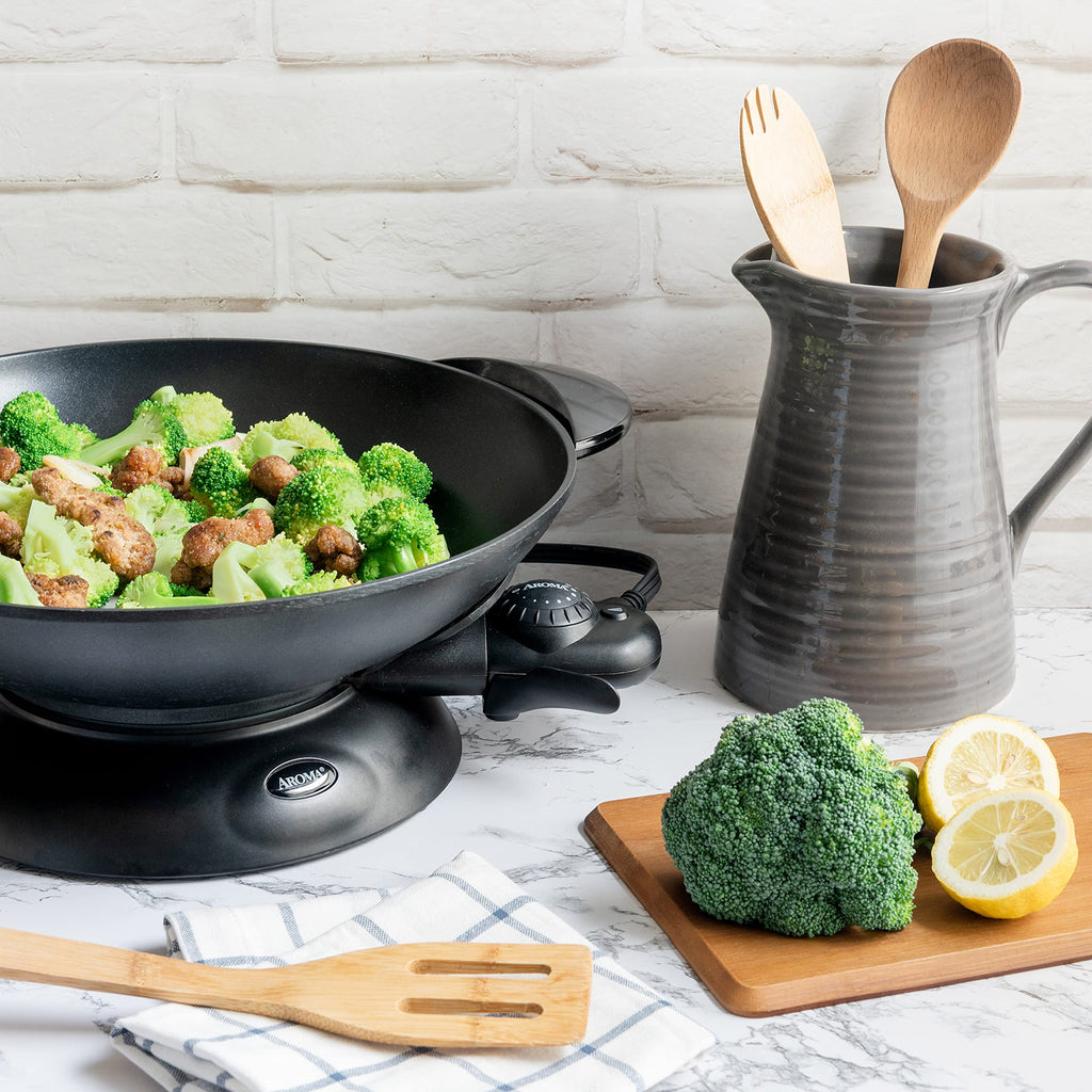 Електрична вок-сковорідка Aroma Housewares AEW-306 із кришкою із загартованого скла, антипригарним покриттям, що легко очищується, палички для їжі, решітки для темпури та приготування на пару, професійна модель, чорний колір