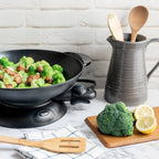 Електрична вок-сковорідка Aroma Housewares AEW-306 із кришкою із загартованого скла, антипригарним покриттям, що легко очищується, палички для їжі, решітки для темпури та приготування на пару, професійна модель, чорний колір
