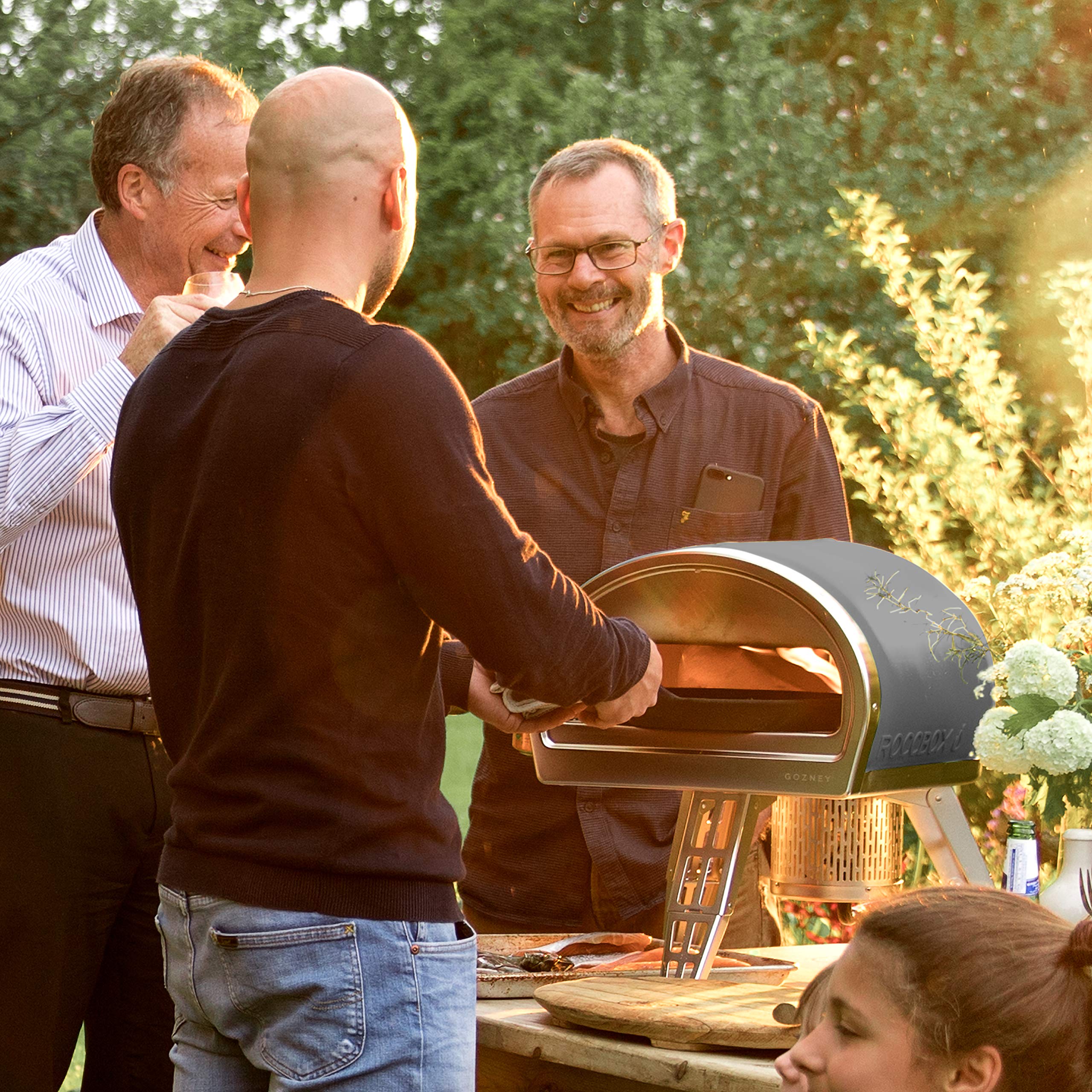 Piec do pizzy Gozney Roccbox Outdoor, szary, przenośny, opalany gazem i drewnem, klasy restauracyjnej